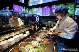 海底捞的服务，让大妈们都受不了了，“变态”的服务还能走多远？图片