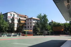 血淋淋的实例！私立高中天价学费，却如垃圾堆，高考无人上一本图片