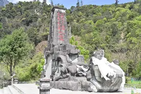 烈士不朽丨汽车兵英魂——川藏线十英雄纪念碑图片
