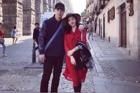 马龙女友真有高材生的样子，穿波点裙清新甜美，依偎马龙身边好甜图片