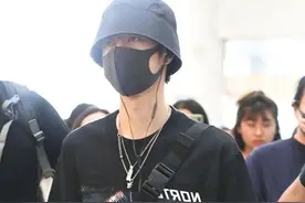 男生拴腰带很“娘”？看清王一博的操作后：被叫酷盖是有原因的图片