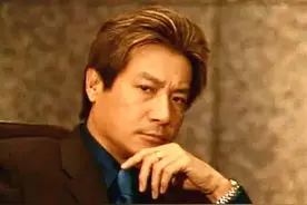 石修为妻子庆生一家四口罕同框，紧搂爱妻太甜蜜，儿子儿媳颜值高图片