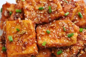 【香煎孜然豆腐】比路边摊还要好吃~好吃的停不下来图片