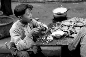 34张难得一见的照片，1945年贫民靠吃大闸蟹艰难度日，一顿吃10个图片