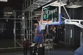 NBA有多少人能摸3米95篮板上沿？真有2人亲口承认摸到图片