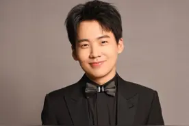 “星二代”郭麒麟，后妈执掌大权，亲爸宠弟弟，德云社有他的份吗图片