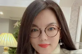 李湘庆祝44岁生日，穿米白高领毛衣好清纯，这次不走贵妇范儿图片