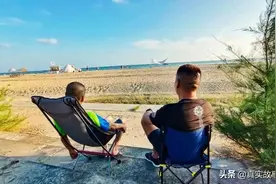 一场没有目的地和归期的野游：病痛下，两个50岁男人带着吉他出发图片