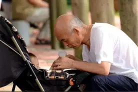 姥爷逗外孙："老来蹭饭不害臊"，孩子童言童语，戳中老人痛处图片