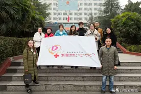 资中县红十字“繁星点点”公益志愿服务队走访慰问困难家庭图片