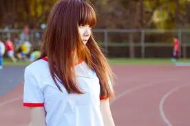 小说：赌石现场，穷小子被富二代羞辱，随手一指，竟开出了帝王绿图片