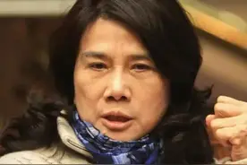 董明珠20多年和哥哥不来往，被族谱除名，后来却去医院主动看望他图片