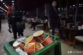 泡面都是自己带！服务区本意是服务，却成了一个停车上厕所的地方图片