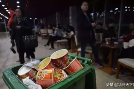 泡面都是自己带！服务区本意是服务，却成了一个停车上厕所的地方图片