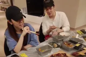 邓紫棋携男友聚餐，窦骁热吻何超莲，潘玮柏又没带妻子聚会图片