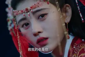 造型不够挂坠来凑，鞠婧祎古装标配：爱豆妆+挂坠，鸡毛也当发饰图片