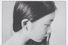 黄磊12岁女儿打扮时尚，戴耳环做美甲，网友扒出价格后很惊讶图片