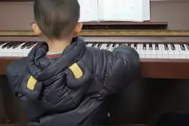 （视频）@太原人！3岁自闭症男孩自学钢琴，不识乐谱会弹几十首曲子图片