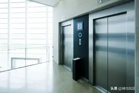 好险！四人刚出电梯，顶棚就砸了下来图片