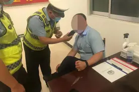 男子醉驾上高速发生事故，民警到现场后仍在呼呼大睡图片