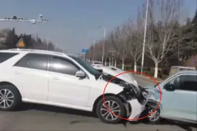 奔驰“亲上”五菱MINI，看到二车受损情况，奔驰车主：别提了图片