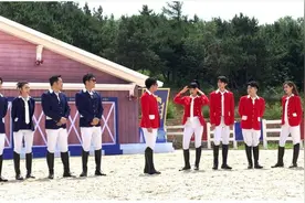 同样是穿马术服，蔡徐坤挺拔英俊像王子，郑恺身材我没眼花吧？图片