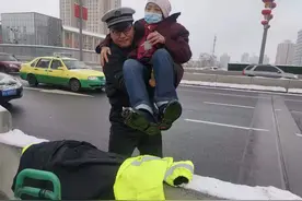 乌鲁木齐一老人迷路，路人拍下交警抱她过马路的感人一幕图片