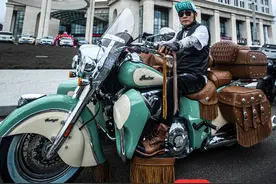 #海南机车节# 六旬机车“发烧友”梁有学：偏爱速度与激情 骑出年轻开朗的心态图片