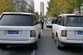 加油站偶遇“双胞胎”车牌，两个车主一起报警，交警也笑了图片
