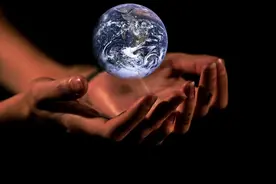 60万亿亿吨的地球，靠什么力量悬浮在宇宙中，它为何不往下掉？图片