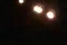 韩国上空出现“UFO编队”，分裂成6个后，发出耀眼橙光迅速消失图片