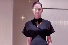 何超莲近况小腹微凸似怀孕，秋裤套礼服腰肢仍纤细，笑容像极窦骁图片