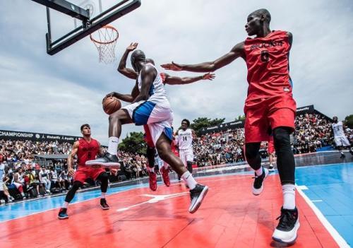 美国十大街球传奇：骨头收集者把人脚踝晃变形，这哥们真进了医院