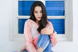迪丽热巴身穿金色吊带裙，尽显火辣身材图片