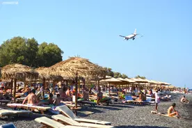 希腊圣托里尼有片黑色沙滩，夏天成日光浴热地，活力十足风情万种图片