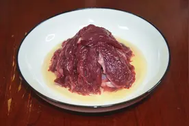 腌牛肉，放盐和料酒是大错特错！教你一招，牛肉不干也不柴图片