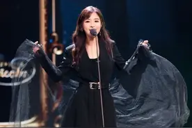张含韵实力回归荧屏，30多岁青春不老，“心机”穿搭尽显甜美气质图片