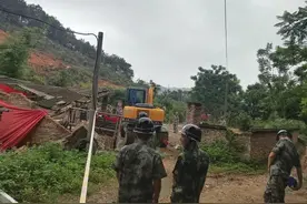 南安一小区业主私占空调外机平台，拆！图片
