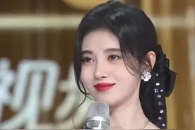 鞠婧祎红毯自带滤镜，杨幂刘亦菲都不及她，央视镜头却暴露缺陷图片