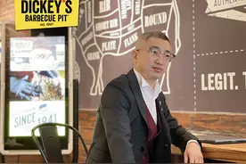 在日本推广美国烧烤的中国人图片