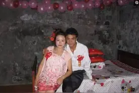 新娘子穿睡衣结婚，画面十分寒碜，心里不委屈吗？图片