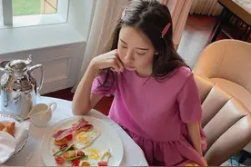 陈赫的“现任”妻子太甜了，粉黄撞色穿搭美出新高度，好显小图片