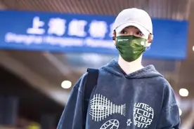 鹿晗故意挽袖子，高调露出新纹身，网友：明星公开纹身真的好吗？图片