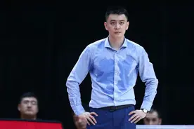 辽宁篮球窝里横，杨鸣辞职遭拒，韩德君没赴庆功宴，球迷太狠图片