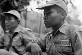 少年瞒着家人偷偷参军，30年后当上将军回乡，父亲却认不出来图片