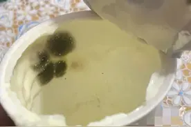 德阳女子买酸奶，喝完打开盖子竟然发现已经发霉！！图片