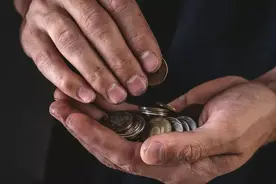 贫困线以下：1300万俄罗斯人每月生活费为1万卢布图片