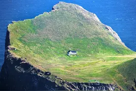 全世界最孤独的房子，一屋独占一座岛，四面环海你敢住吗？图片