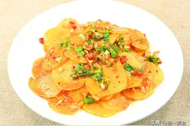 土豆片这样做太好吃了，不炒不炸，2分钟成菜，麻辣爽口，真解馋图片