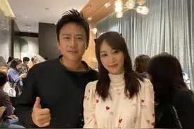 邓超晒与杨紫合照装嫩，称是看杨紫的戏长大的，杨紫机智回应图片